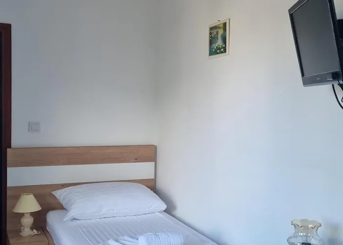 Miramar Bed & Breakfast 3*